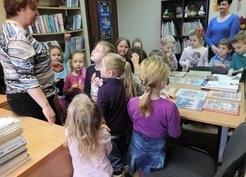 Zdjęcie z galerii: 08_2015 Z wizytą w bibliotece