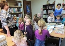 Zdjęcie z galerii: 08_2015 Z wizytą w bibliotece